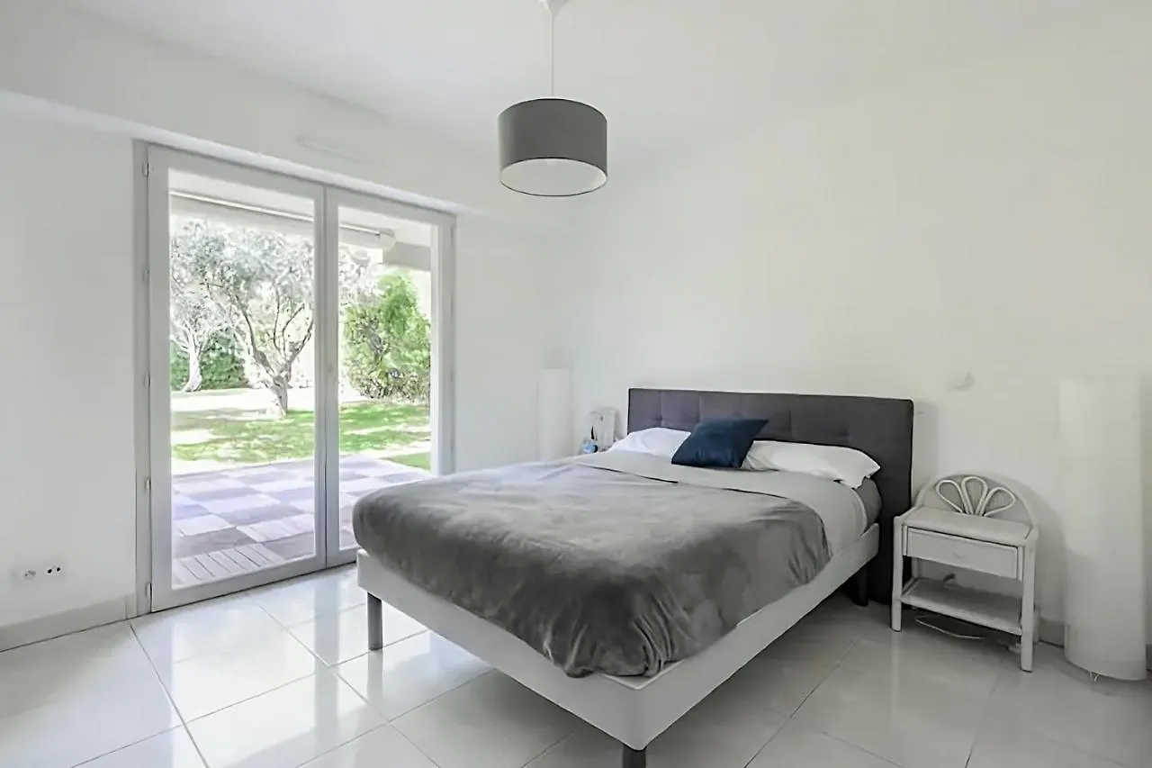 Apartment Rooftop Pool, Private Garden, At The Sand Beach! Antibes